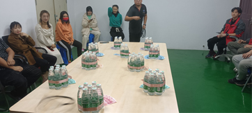 這家公司真土豪，套圈竟用現(xiàn)金當(dāng)禮品！